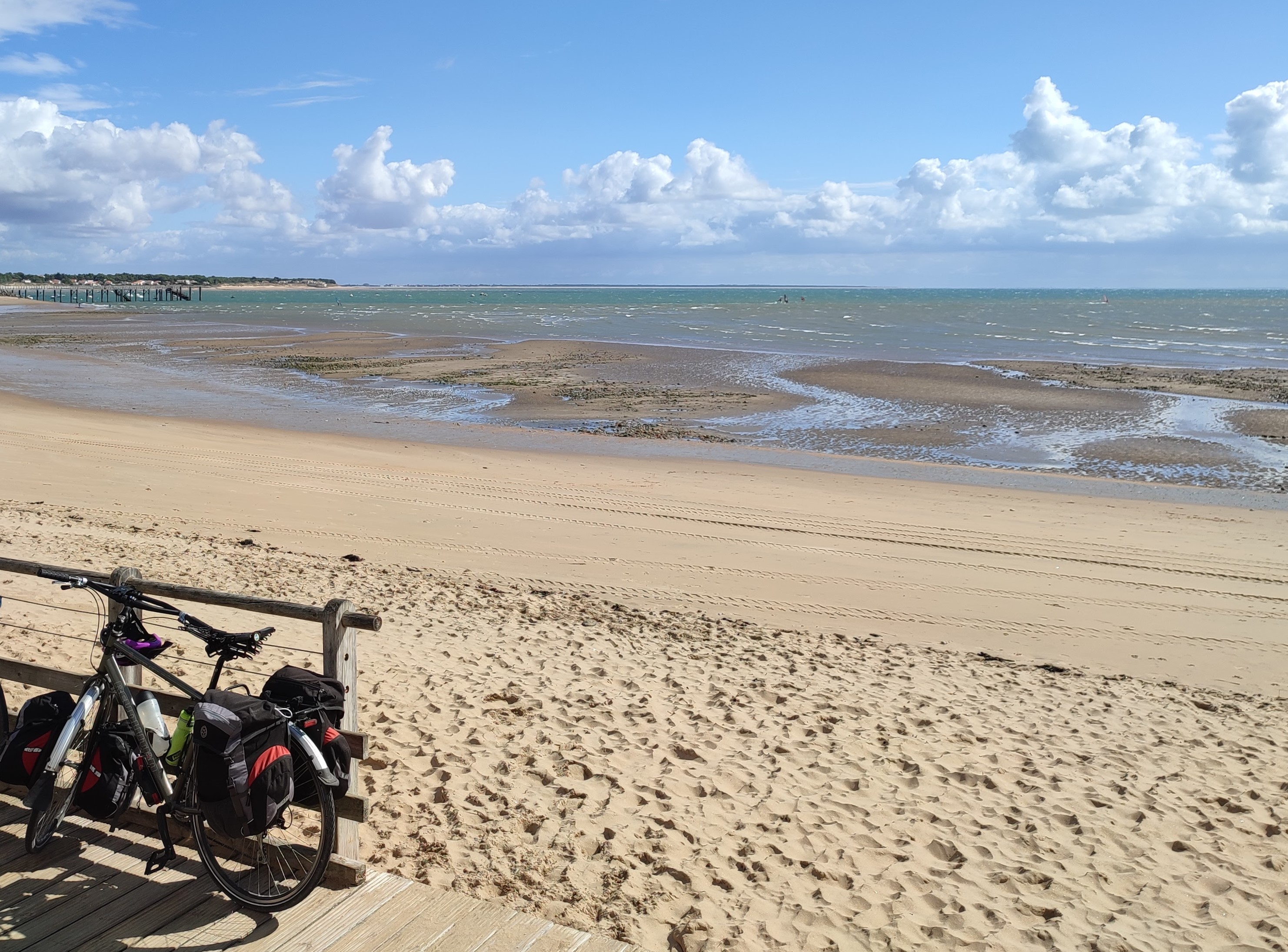 Image of a touring bike with manta saddle with a beach in the background